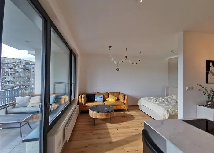 Free Private Parking, Central Location, Nuslesky Pivovar Sunset Balcony Home,