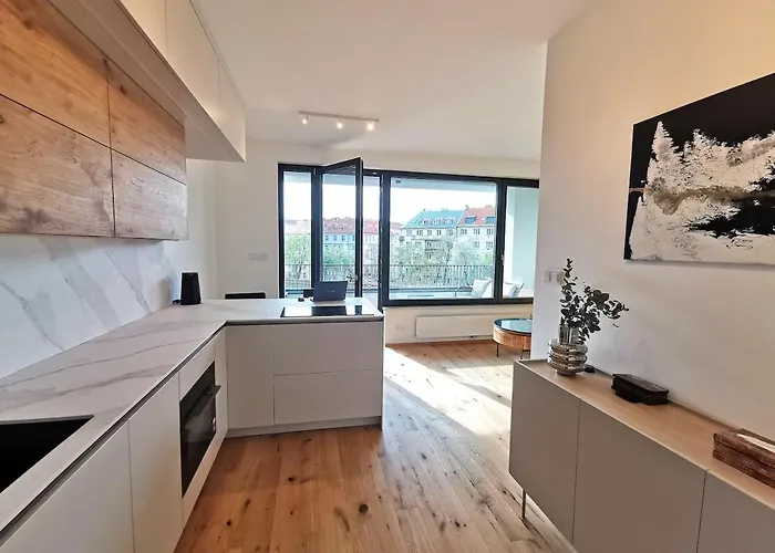 Free Private Parking, Central Location, Nuslesky Pivovar Sunset Balcony Home,