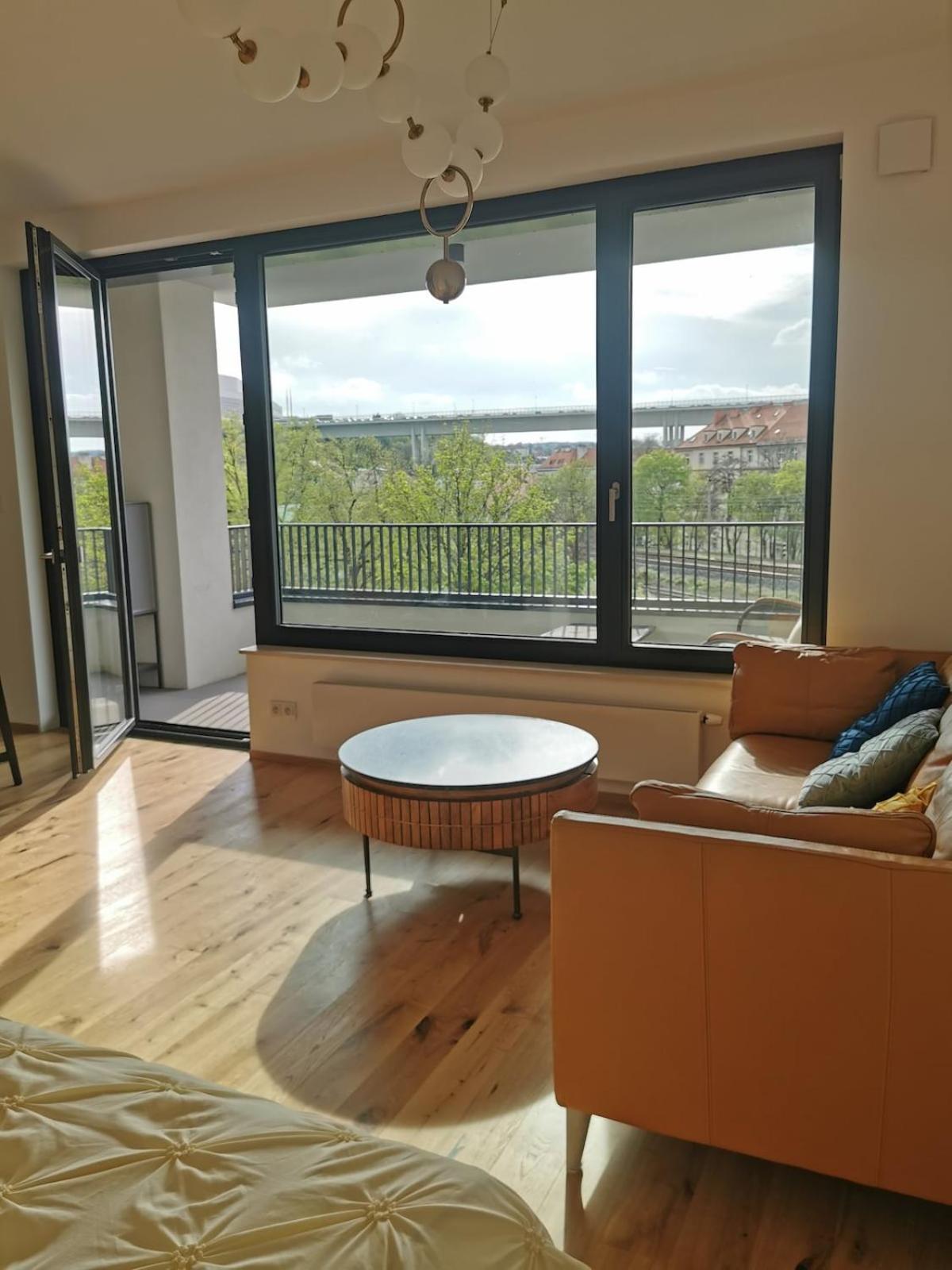 Free Private Parking, Location, Nuslesky Pivovar Sunset Balcony Home,